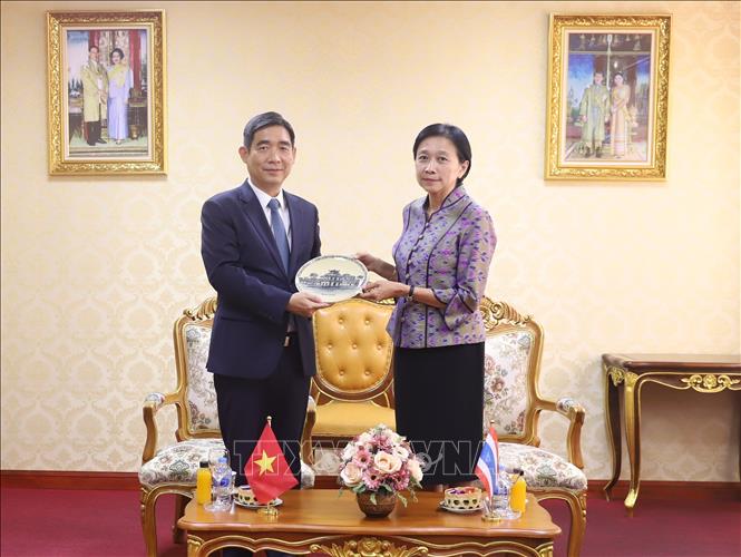 Đại sứ Phạm Việt Hùng (bên trái) tặng quà lưu niệm cho lãnh đạo tỉnh Phichit, quyền Tỉnh trưởng Taneeya Naipinit. Ảnh: Đỗ Sinh - PV TTXVN tại Thái Lan
