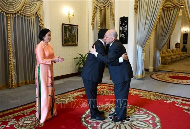 Quốc vương Campuchia Preah Bat Samdech Preah Boromneath Norodom Sihamoni (phải) tiếp Đại sứ Nguyễn Huy Tăng và phu nhân Nguyễn Thị Tảo đến chào từ biệt tại cung điện Hoàng gia Campuchia ở Thủ đô Phnom Penh. Ảnh: TTXVN phát 
