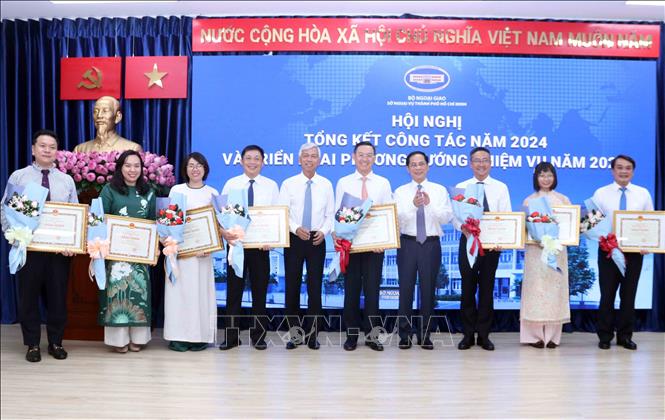 Trao Bằng khen của Bộ trưởng Bộ Ngoại giao cho các cá nhân có thành tích xuất sắc trong công tác, góp phần vào xây dựng và phát triển ngành ngoại giao giai đoạn 2020 - 2022 và hoàn thành xuất sắc nhiệm vụ công tác năm 2023. Ảnh: Xuân Khu - TTXVN