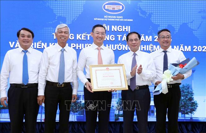 Phó Thủ tướng, Bộ trưởng Bộ Ngoại giao Bùi Thanh Sơn (thứ hai, từ phải sang) trao Bằng khen cho Sở Ngoại vụ Thành phố Hồ Chí Minh vì có thành tích xuất sắc trong công tác xây dựng, phát triển cộng đồng người Việt Nam ở nước ngoài, hướng về quê hương đất nước, Ảnh: Xuân Khu - TTXVN