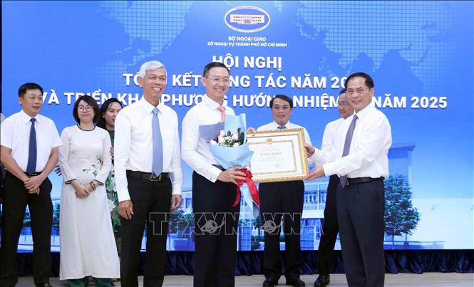 Phó Thủ tướng, Bộ trưởng Bộ Ngoại giao Bùi Thanh Sơn (ngoài cùng bên phải) trao Bằng khen cho các cá nhân có thành tích xuất sắc trong công tác, góp phần vào xây dựng và phát triển ngành ngoại giao giai đoạn 2020-202. Ảnh: Xuân Khu - TTXVN