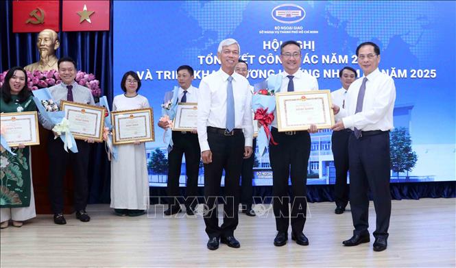 Phó Thủ tướng, Bộ trưởng Bộ Ngoại giao Bùi Thanh Sơn trao Bằng khen cho các cá nhân có thành tích xuất sắc trong công tác năm 2023. Ảnh: Xuân Khu - TTXVN