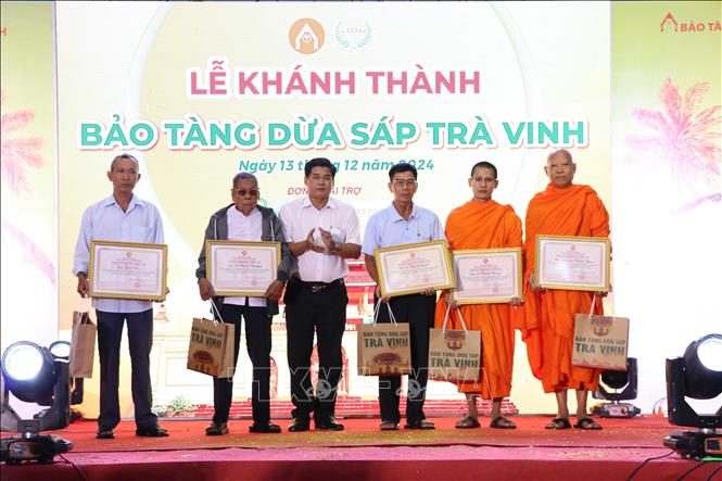 Lãnh đạo UBND huyện Cầu Kè  trao quà và giấy khen cho các đại biểu có nhiều đóng góp cho Bảo tàng. Ảnh: Thanh Hòa - TTXVN