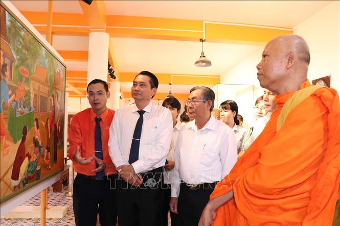 Đại biểu tham quan Bảo tàng.  Ảnh: Thanh Hòa - TTXVN