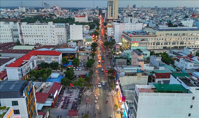 Đoạn Quốc lộ 91 đi qua địa bàn quận Ninh Kiều (đường Cách Mạng Tháng Tám) nhìn từ trên cao. Ảnh: Thanh Liêm - TTXVN