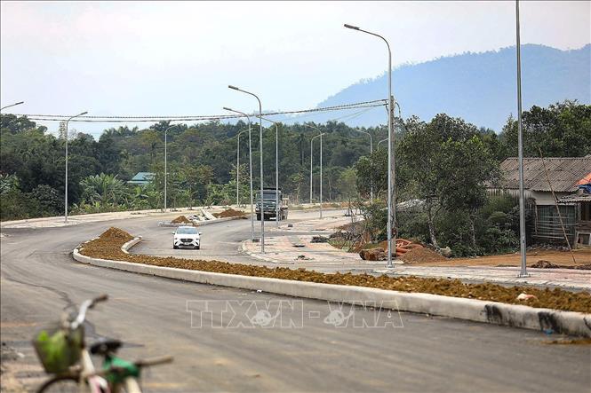 Hiện tại trên tuyến đã thực hiện hoàn thiện các hạng mục nền và thảm mặt đường bê tông nhựa, hệ thống rãnh dọc, hào kỹ thuật, hoàn thiện các cống ngang qua đường, lắp đặt các hệ thống đèn chiếu sáng và đang triển khai trồng cây xanh tạo cảnh quan... Ảnh: Trọng Đạt-TTXVN