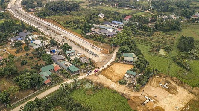 Huyện Lương Sơn đã thực hiện thu hồi, đền bù giải phóng mặt bằng với diện tích là 11,24 hecta. Phần đất này thuộc sở hữu của 209 hộ dân và 2 tổ chức ở 2 địa phương là thị trấn Lương Sơn và xã Nhuận Trạch. Ảnh: Trọng Đạt-TTXVN