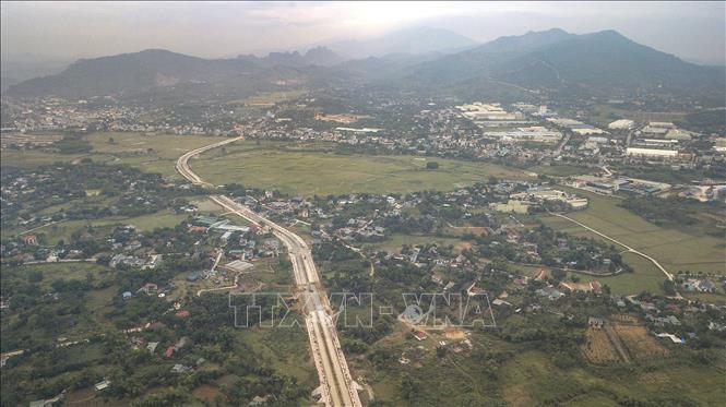 Ban đầu dự án được đầu tư với chiều dài 1,5km, tổng mức đầu tư là 140 tỷ đồng. Sau đó, để đáp ứng nhu cầu phát triển của địa phương, dự án đã được điều chỉnh tăng tổng mức đầu tư lên 330 tỷ đồng, nâng chiều dài tuyến lên thêm 1km nữa. Ảnh: Trọng Đạt-TTXVN

