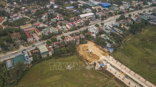 Điểm giao của dự án với đường Quốc lộ 6 đoạn Thị trấn huyện Lương Sơn, tại đây vẫn còn khoảng 100m vướng diện tích của 8 hộ dân ở thị trấn Lương Sơn cần phải di dời tái định cư. Ảnh: Trọng Đạt-TTXVN