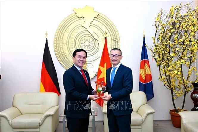 Đại sứ Vũ Quang Minh (phải) tặng quà lưu niệm cho Đại biểu Quốc hội Hà Phước Thắng, Trưởng đoàn công tác của Đoàn đại biểu Quốc hội Thành phố Hồ Chí Minh. Ảnh: TTXVN phát