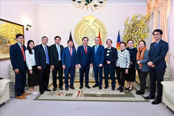 Đoàn công tác của Đoàn đại biểu Quốc hội Thành phố Hồ Chí Minh chụp ảnh lưu niệm với Đại sứ Vũ Quang Minh. Ảnh: TTXVN phát