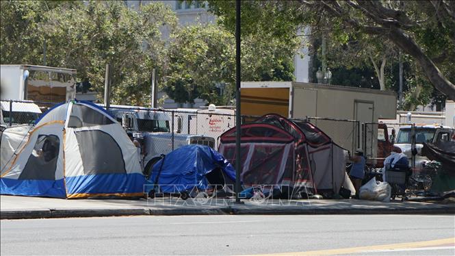 Lều trại của người vô gia cư ở trên vỉa hè tại California, Mỹ. Ảnh: THX/TTXVN