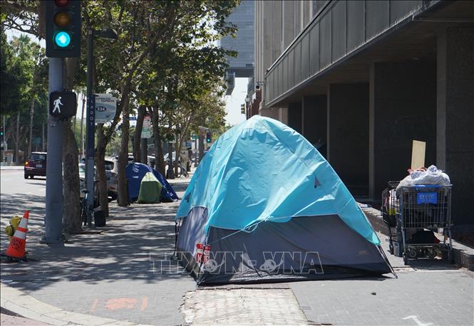 Lều trại của người vô gia cư ở trên vỉa hè tại California, Mỹ. Ảnh: THX/TTXVN