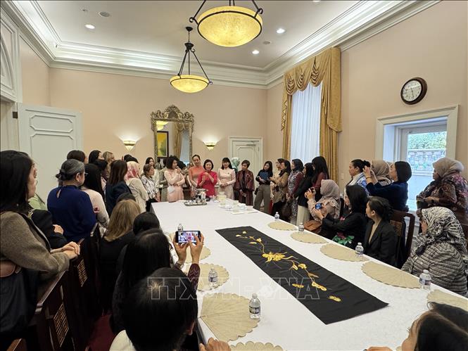 The members of the ASC at the meeting. VNA Photo: Kiều Trang