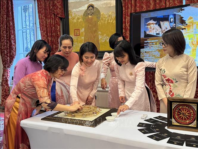 The members of the ASC make a logo from bamboo tooothstiks at the meeting. VNA Photo: Kiều Trang