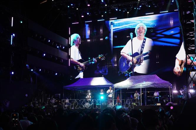 Famous young singer and song writer Thinh Suy performs at the event. VNA Photo: Thu Hương