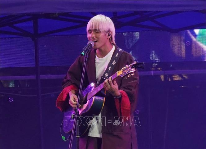 Famous young singer and song writer Thinh Suy performs at the event. VNA Photo: Thu Hương