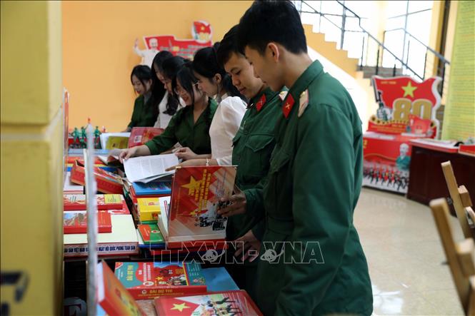 Gian trưng bày các bài thi và tranh dự thi về hình ảnh bộ đội cụ Hồ. Ảnh: Đại Nghĩa - TTXVN