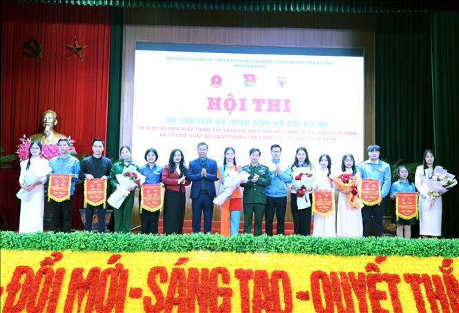 Ban tổ chức tặng hoa, cờ lưu niệm cho các đơn vị về tham dự hội thi. Ảnh: Đại Nghĩa - TTXVN