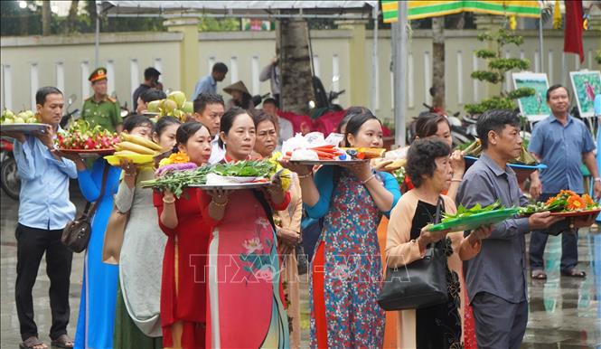 Người dân mang lễ vật đến tưởng nhớ công ơn của Thiên hộ Võ Duy Dương, Đốc binh Nguyễn Tấn Kiều. Ảnh: Nhựt An - TTXVN