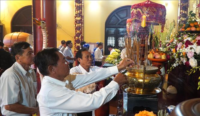 Các đại biểu thắp hương tưởng nhớ công ơn của Thiên hộ Võ Duy Dương, Đốc binh Nguyễn Tấn Kiều. Ảnh: Nhựt An - TTXVN