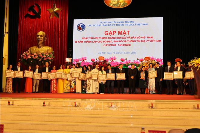 Thứ trưởng Bộ Tài nguyên và Môi trường Nguyễn Thị Phương Hoa trao bằng khen cho các tập thể, cá nhân đạt thành tích cao trong quá trình xây dựng và phát triển Cục Đo đạc, Bản đồ và Thông tin địa lý Việt Nam. Ảnh: Diệu Thúy - TTXVN