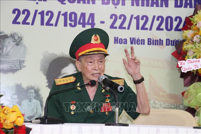 Đại tá tình báo, Anh hùng LLVTND Nguyễn Văn Tàu (Tư Cang) phát biểu trong buổi gặp mặt Hội cựu chiến binh tình báo miền Nam nhân kỷ niệm 80 năm Ngày thành lập QĐND Việt Nam tại Hoa viên Nghĩa trang Bình Dương, ngày 14/12/2024. Ảnh: Dương Chí Tưởng-TTXVN
