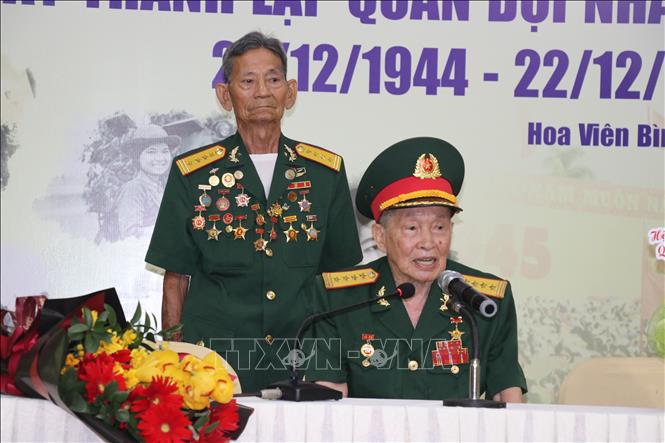 Ở tuổi 97, Đại tá tình báo, AHLLVTND Nguyễn Văn Tàu (Tư Cang) vẫn minh mẫn và đầy khí phách, ôn lại những năm tháng chiến đấu gian khổ nhưng cũng rất đỗi tự hào cùng đồng đội. Ảnh: Dương Chí Tưởng-TTXVN
