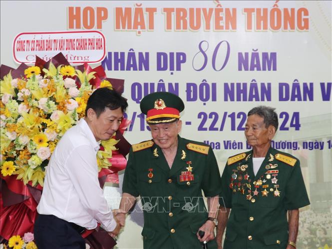 Đại diện đơn vị Biwase tặng hoa chúc mừng Đại tá tình báo Nguyễn Văn Tàu (Tư Cang) – Anh hùng LLVTND trong buổi gặp mặt của Hội cựu chiến binh tình báo miền Nam nhân kỷ niệm 80 năm Ngày thành lập QĐND Việt Nam tại Hoa viên Nghĩa trang Bình Dương, ngày 14/12/2024. Ảnh: Dương Chí Tưởng-TTXVN
