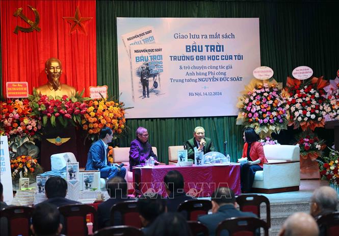 Trung tướng Nguyễn Đức Soát giao lưu với độc giả trong buổi ra mắt cuốn sách. Ảnh: An Đăng - TTXVN