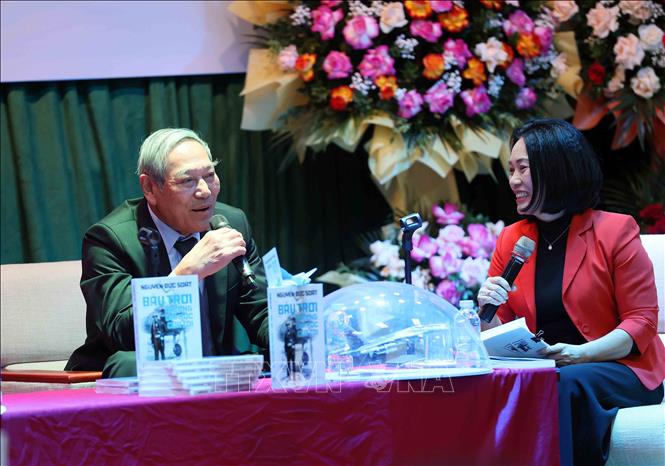 Trung tướng Nguyễn Đức Soát giao lưu với độc giả trong buổi ra mắt cuốn sách. Ảnh: An Đăng - TTXVN