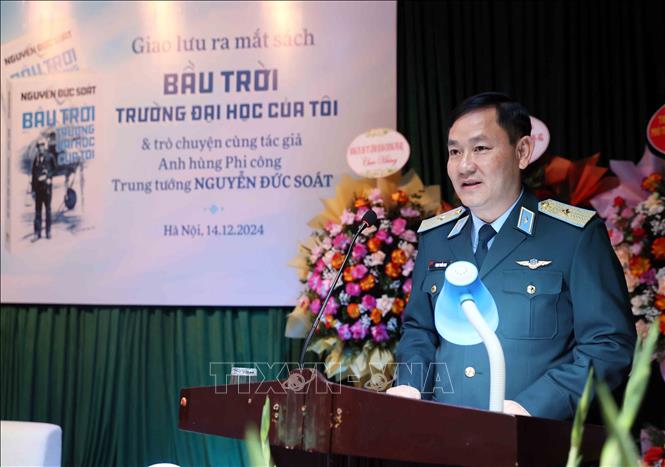 Thiếu tướng Phạm Tuấn Anh, Phó Tư lệnh Quân chủng Phòng không - Không quân phát biểu cảm tưởng về cuốn sách của Trung tướng Nguyễn Đức Soát. Ảnh: An Đăng - TTXVN