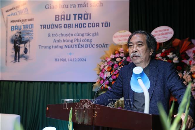 Nhà văn Nguyễn Quang Thiều, Chủ tịch Hội Nhà văn Việt Nam phát biểu cảm tưởng về cuốn sách của Trung tướng Nguyễn Đức Soát. Ảnh: An Đăng - TTXVN