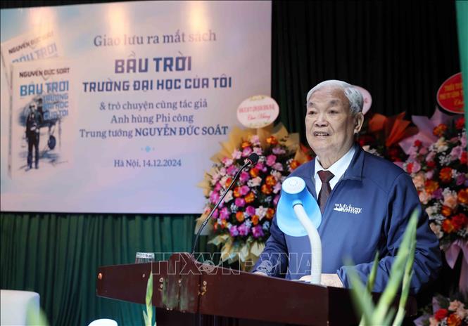 Đại tá Lê Thanh Đạo, Anh hùng lực lượng vũ trang nhân dân phát biểu cảm tưởng về cuốn sách của Trung tướng Nguyễn Đức Soát. Ảnh: An Đăng - TTXVN