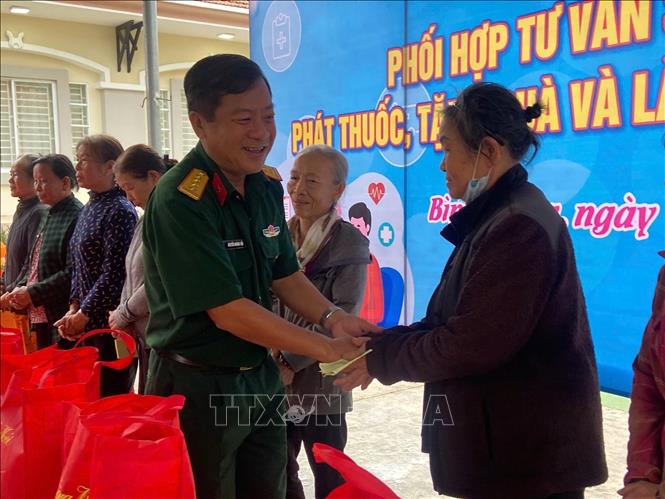 Tặng quà cho người dân xã Bình Trung, huyện Châu Đức (Bà Rịa-Vũng Tàu). Ảnh: TTXVN phát 