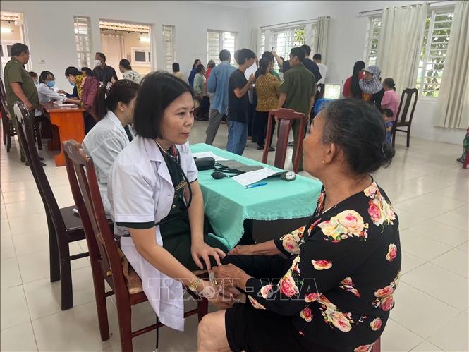 Khám bệnh cho người dân xã Bình Trung, huyện Châu Đức (Bà Rịa-Vũng Tàu). Ảnh: TTXVN phát 
