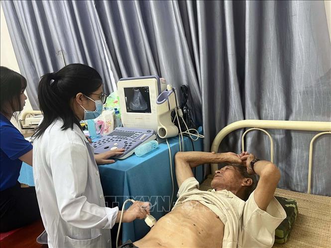 Khám bệnh cho người dân xã Bình Trung, huyện Châu Đức (Bà Rịa-Vũng Tàu). Ảnh: TTXVN phát 
