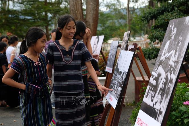 Học sinh trường Dân tộc nội trú huyện Di Linh tham quan triển lãm ảnh “Di Linh – Xưa và nay”. Ảnh: Nguyễn Dũng – TTXVN 