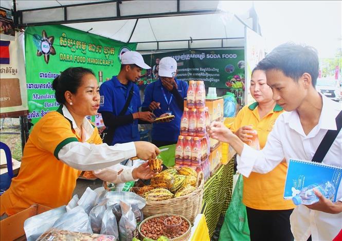 Doanh nghiệp Campuchia quảng bá sản phẩm địa phương tới khách du lịch trong nước và quốc tế. Ảnh: Quang Anh – P/v TTXVN tại Campuchia
