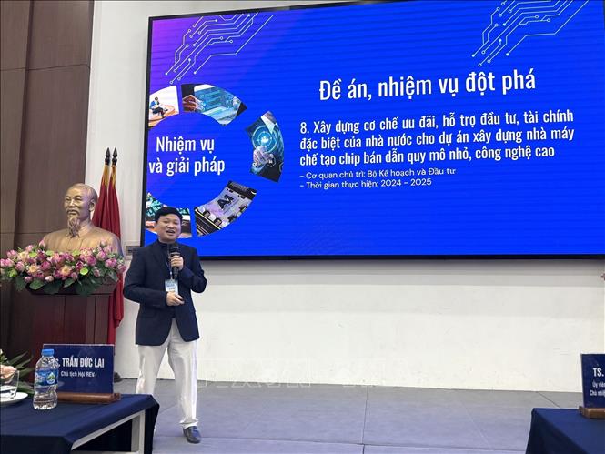 Ông Nguyễn Khắc Lịch, Cục trưởng Cục Công nghiệp Công nghệ thông tin, truyền thông (Bộ Thông tin và Truyền thông) chia sẻ về “Chiến lược phát triển công nghiệp bán dẫn Việt Nam đến năm 2030 và tầm nhìn 2050”. Ảnh: Ngọc Bích – TTXVN