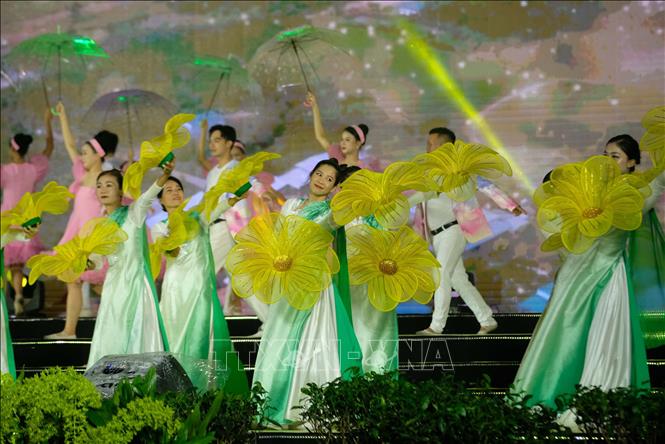 Chương trình nghệ thuật “Bảo Lộc, thành phố hương Trà – sắc Tơ” là sự kết hợp ca - múa - nhạc – kịch với nhiều chủ đề khác nhau. Ảnh: Nguyễn Dũng – TTXVN