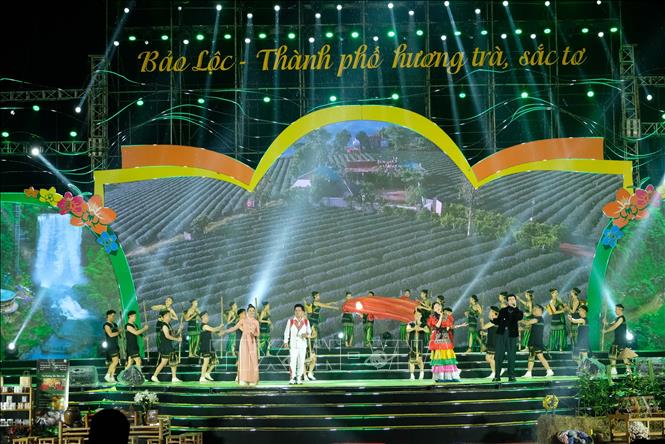 Chương trình nghệ thuật đặc biệt “Bảo Lộc – Hương trà sắc tơ” thu hút hàng ngàn người dân và du khách tham dự dù thời tiết không thuận lợi. Ảnh: Nguyễn Dũng – TTXVN