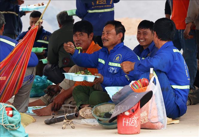 Niềm vui của công nhân đang thi công siêu dự án sân bay quốc tế Long Thành trong bữa cơm trưa. Ảnh: Hồng Đạt - TTXVN
