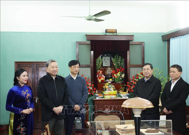 Tổng Bí thư Tô Lâm nói chuyện với cán bộ, nhân viên Ban quản lý Khu Di tích Chủ tịch Hồ Chí Minh. Ảnh: Thống Nhất – TTXVN