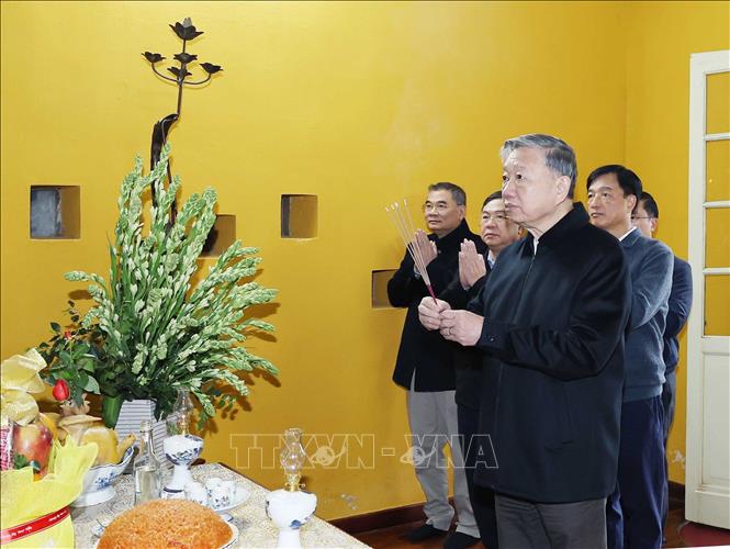 Tổng Bí thư Tô Lâm dâng hương tưởng niệm Bác Hồ tại Khu Di tích Chủ tịch Hồ Chí Minh ở Phủ Chủ tịch. Ảnh: Thống Nhất – TTXVN