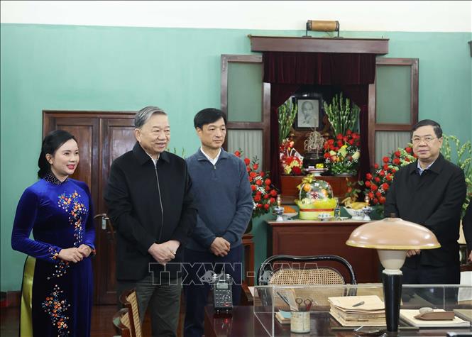 Tổng Bí thư Tô Lâm nói chuyện với cán bộ, nhân viên Ban quản lý Khu Di tích Chủ tịch Hồ Chí Minh. Ảnh: Thống Nhất – TTXVN