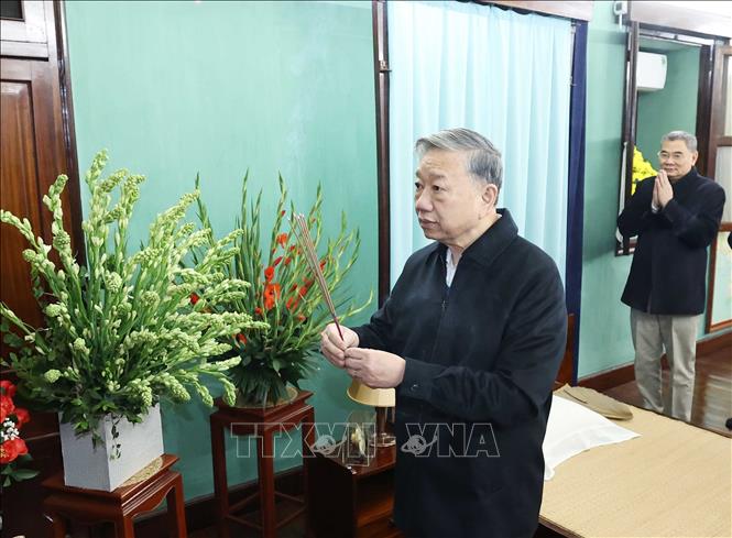 Tổng Bí thư Tô Lâm dâng hương tưởng niệm Bác Hồ tại Nhà 67 thuộc Khu Di tích Chủ tịch Hồ Chí Minh. Ảnh: Thống Nhất – TTXVN