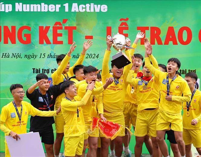 Đội bóng trường THPT Phùng Khắc Khoan (huyện Thạch Thất) đã xuất sắc vượt qua đội bóng trường THPT IVS ở loạt đá luân lưu và đoạt cúp vô địch. Ảnh: Thanh Tùng - TTXVN 