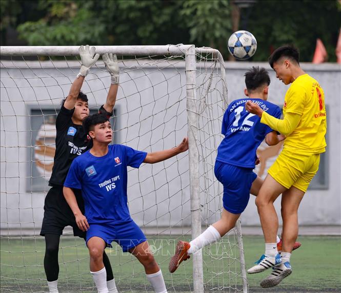 Pha bóng trong trận chung kết giữa hai đội bóng trường THPT IVS (áo xanh) với trường THPT Phùng Khắc Khoan, huyện Thạch Thất (áo vàng). Ảnh: Thanh Tùng - TTXVN