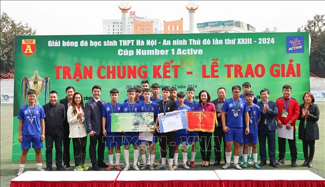 Ban tổ chức trao Huy chương Bạc cho đội bóng trường THPT IVS. Ảnh: Thanh Tùng - TTXVN 